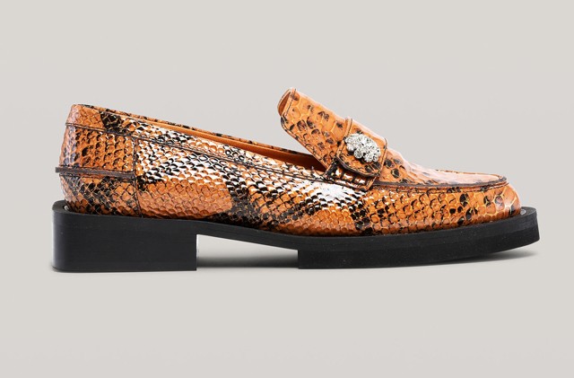 Kígyóbőr mintás kristály dísszel GANNI 345 euró