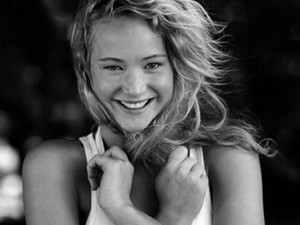 Látnod kell Jennifer Lawrence, Taylor Swift és Jamie Dornan korai reklámfotóit