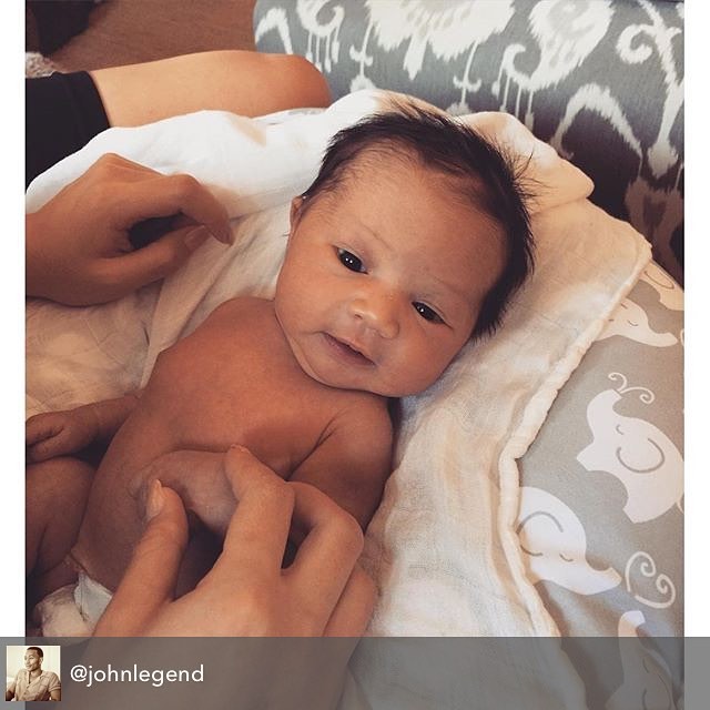Új fotók! A legédesebb kisbaba, akit valaha láttál! Chrissy Teigen kislánya fürdetéséről osztott meg fotót