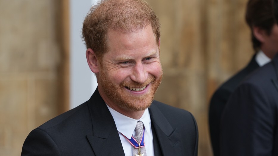 Harry herceg Károly király koronázásán megmutatta, hogy fest egy felszabadult herceg