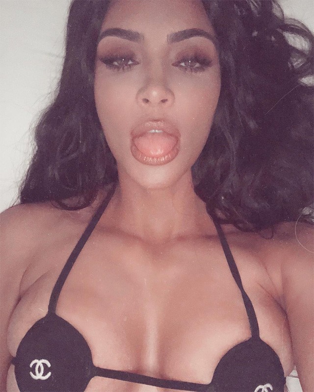 Kim Kardashian Chanel bikiniben