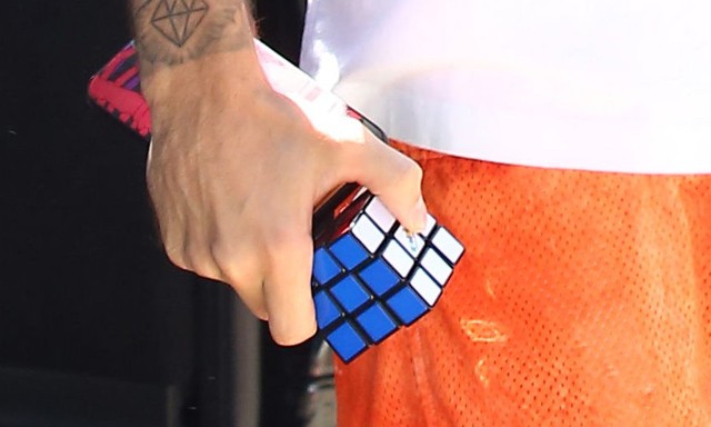 Justin Bieber kirakta a Rubik-kockát