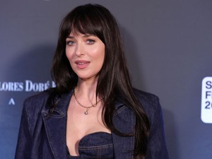 Dakota Johnson pucérruhája meztelenebb lett, mint ahogy tervezte