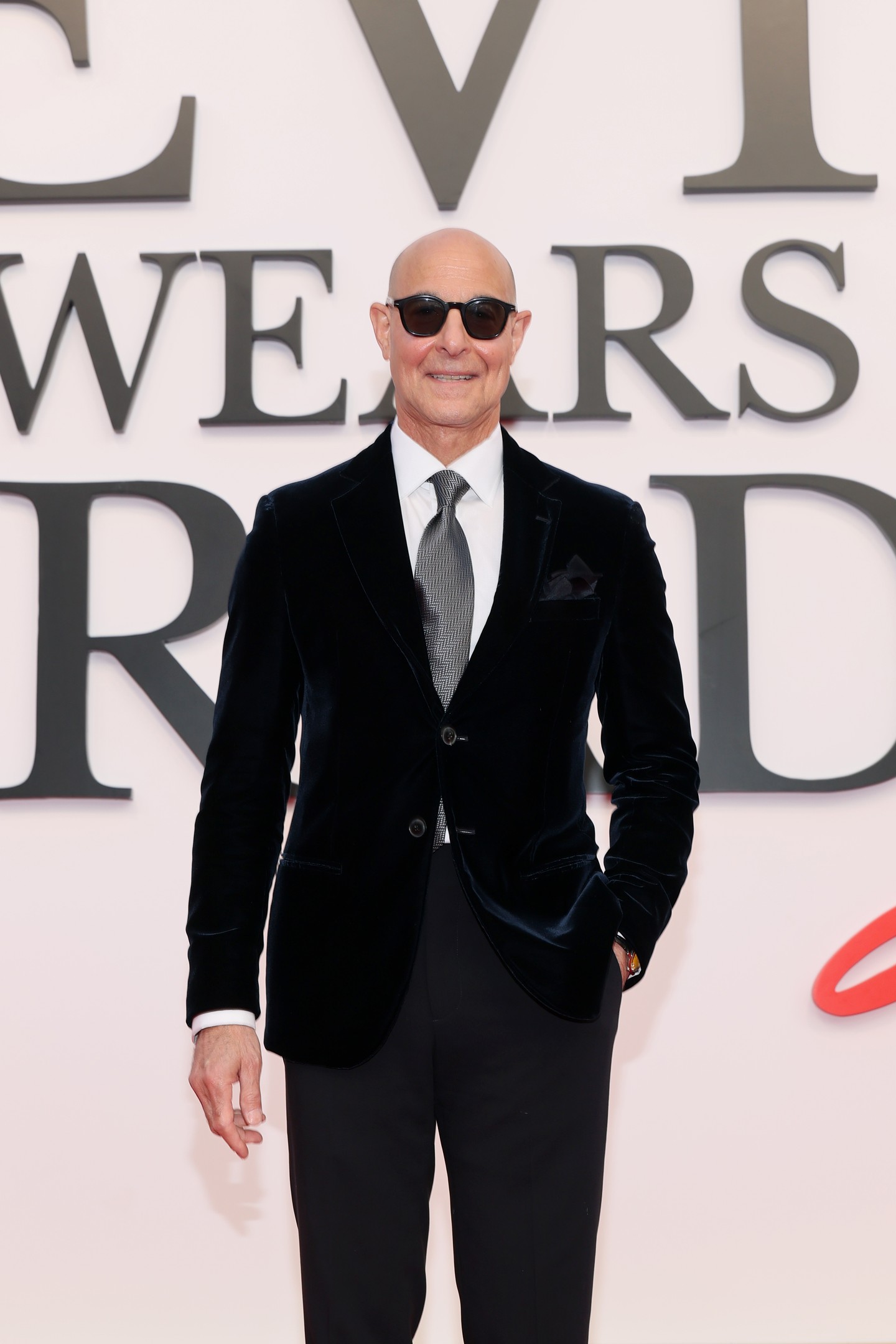 Stanley Tucci bársony öltönyében és fekete napszemüvegében lezser és visszafogott stílusban vonta magára a rajongók és a fotósok figyelmét