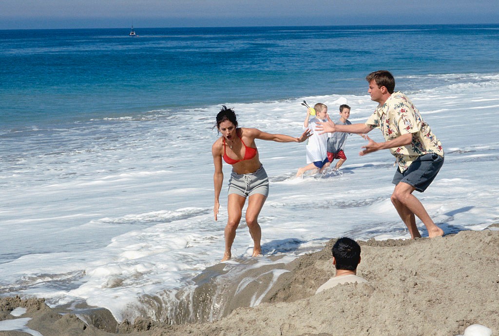 A medúza (The One with the Jellyfish). A 4. évad 1. részében Monica, Chandler és Joey egész nap a tengerparton lógtak. Joey egy hatalmas lyukat ásott a homokba, a lányt pedig megcsípte egy medúza. Joey-nak eszébe jutott egy dokumentumfilm, amely szerint a vizeletben lévő ammónia csökkenti a csípés okozta fájdalmat. Miután Monica nem képes lepisilni magát, Joey pedig lámpalázas lett, végül Chandler volt az, aki rászánta magát a kellemelten dologra. 