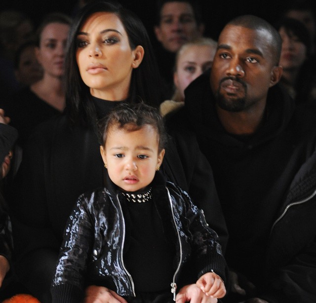 Kim Kardashiant a gyerekek sminkelték ki, az eredmény pedig hihetetlenül vicces lett