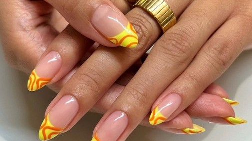 Nem tudunk betelni ezekkel a csavarodó francia körmökkel 