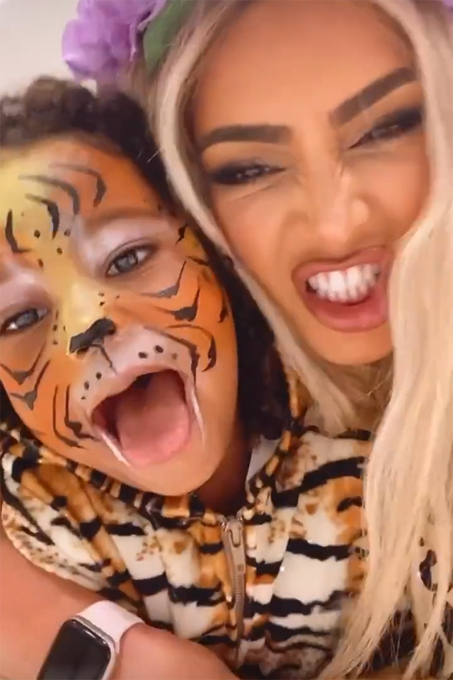 Látnod kell Kim Kardashian halloweeni kosztümjét