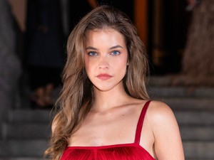 Palvin Barbara tűzpiros ruhában szántotta fel a vörös szőnyeget, csak úgy ámulunk, milyen lélegzetelállító a magyar modell