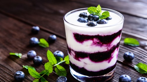 Recept: Áfonyakrémes görög joghurt, ami megédesíti a napodat