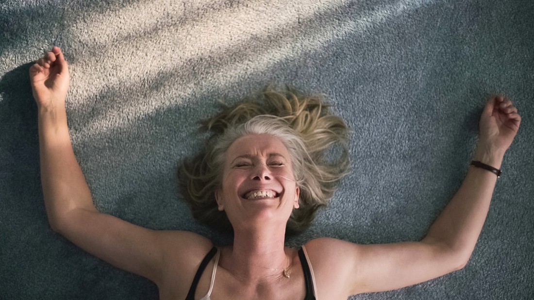 A társadalom gyakran fiatalokhoz köti az aktív szerelmi életet, ami miatt az idősebb korosztály tagjai hajlamosak lehetnek arra, hogy érzelmi és fizikai szempontból is visszahúzódjanak