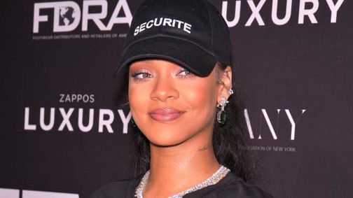 Melltartó nélkül, rémes szettben vette át a díját Rihanna