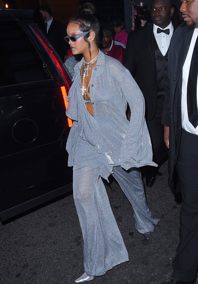 Rihanna oversized kosztümben