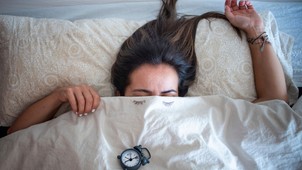 Itthon a felnőttek közel egyharmada küzd időszakos vagy tartós alváshiánnyal, pedig már egyetlen éjszaka rossz alvás is komoly fizikai tüneteket okoz