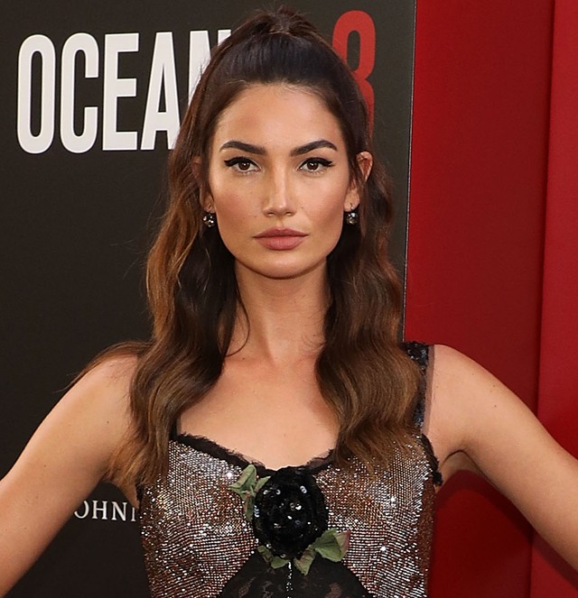 Azta! Lily Aldridge PLATINASZŐKE hajszínre váltott