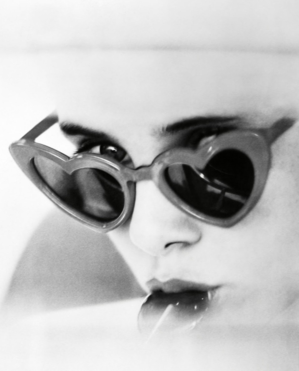  A hatvanas évek botrányfilmjében Sue Lyon valójában nem szívalakú napszemüveget visel, hanem a korszakban nagyon trendinek számító cicásan elnyújtott keretes darabot, de a moziplakáton látható szívalakú napszemüveg ugrik be elsőre mindenkinek a filmről. 