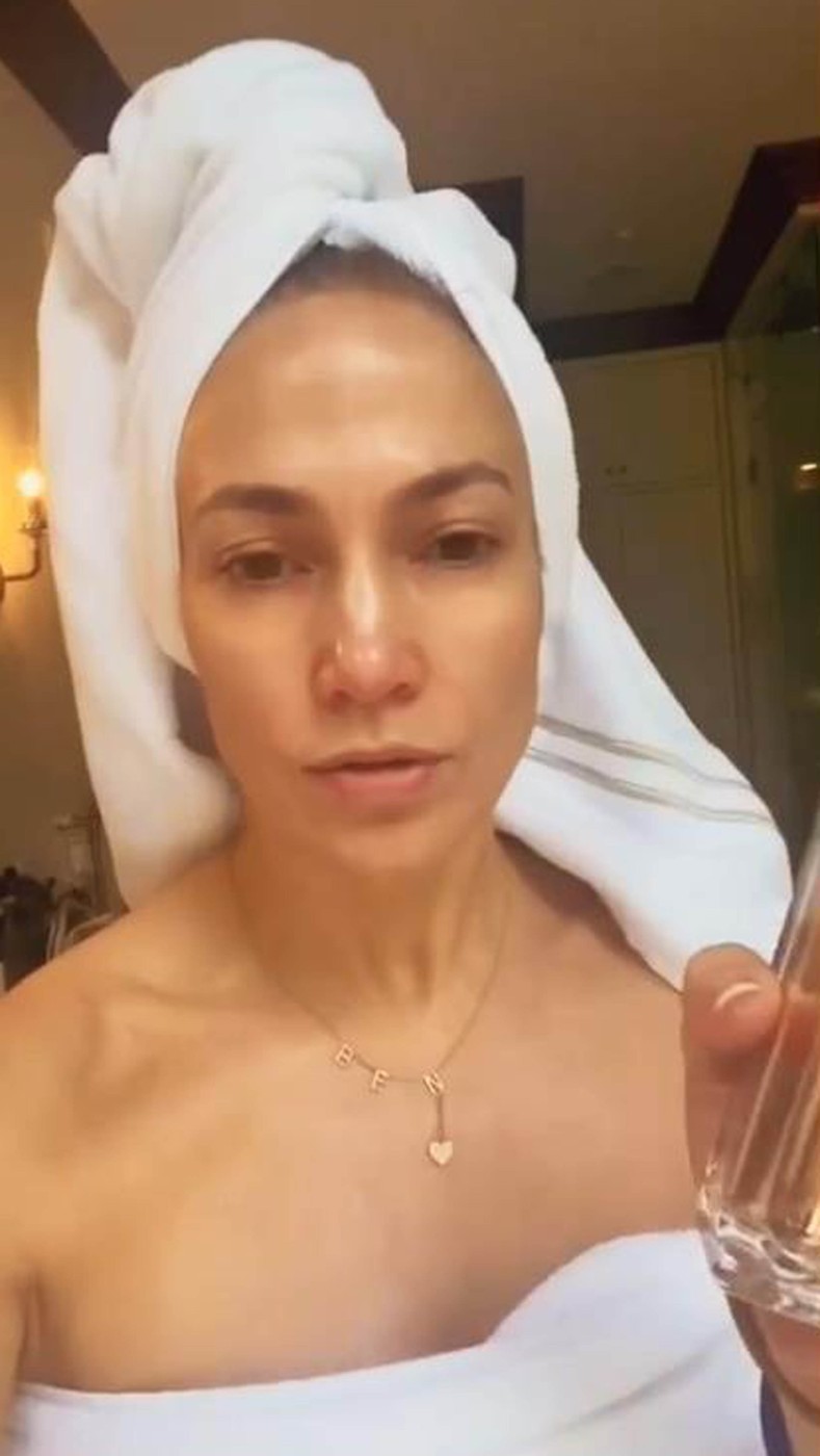 Boldogabb időkben még büszkén viselte a "BEN" feliratú ékszert