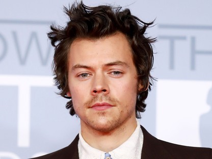 Harry Styles gyöngysorral, pántos cipőben érkezett a Brit díjátadóra