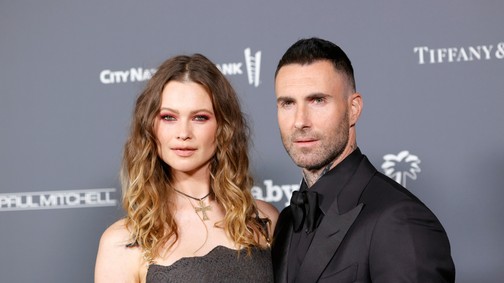 Adam Levine felesége, Behati Prinsloo fehérneműben mutatta meg növekvő pocakját