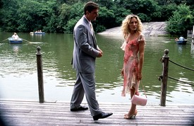 Ez a káprázatos, virágmintás Richard Tyler kreáció már csak azért is emlékezetes, mert láthattuk, hogy néz ki csuromvizesen. Carrie ugyanis akkor viseli, amikor találkozik Mr. Biggel, és végül a Central Park-i tóban kötnek ki.