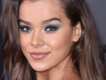 Hailee Steinfeld unalmas ruháját ez a fantasztikus csizma dobta fel a Grammy gálán