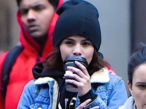 Selena Gomez felvette ezt a farmerkabátot, és kitört az őrület