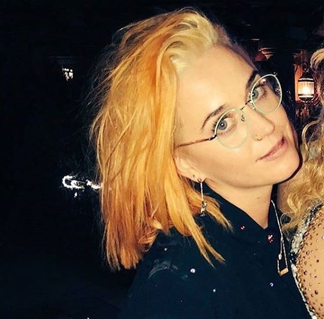 Katy Perry szőke hajjal
