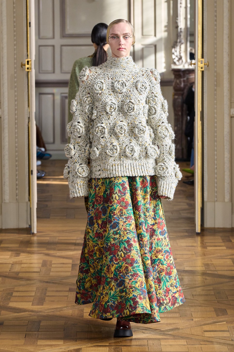 A Ganni 2025-ös őszi-téli kollekciójának textúra és minta kavalkádjai