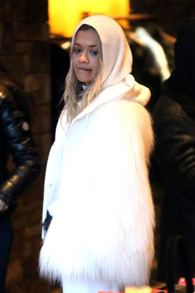 Rita Ora szomorú jegesmedvének öltözve töltötte a szilvesztert