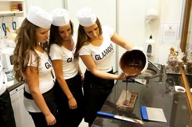 4.lépés Miután lehűtötted a spakli segítségével gyorsan helyezd vissza a tálba és kezd el belecsurgatni a bonbonformákba. Vigyázat! Csináld gyorsan, mert a csoki viszonylag hamar megdermed.