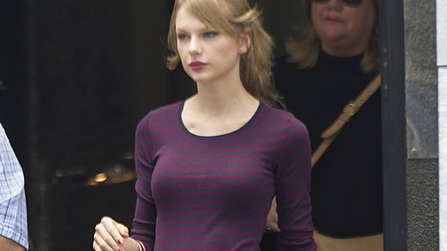 Taylor Swift rövidnadrágban shoppingol