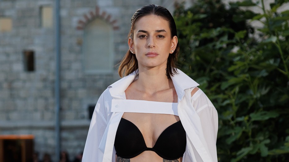 Az Aanro darabjai bár férfiaknak készülnek, mégis uniszex ruhadarabok