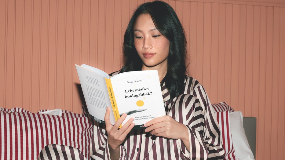 Szakember szerint egyáltalán nem az év végéhez kell kötni a számvetést - Stylist: Pintér Judit, Smink: Bálint Beka, Haj: Hajda Nóra, Modell: Lili/therostermanagement.com, Pizsama: F & F, könyv: Nagy Henriett: Lehetnénk-e boldogabbak? HVG KÖNYVEK 