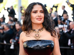 Valami nagyon nem stimmel Salma Hayek ruhájával, első ránézésre téged is össze fog zavarni