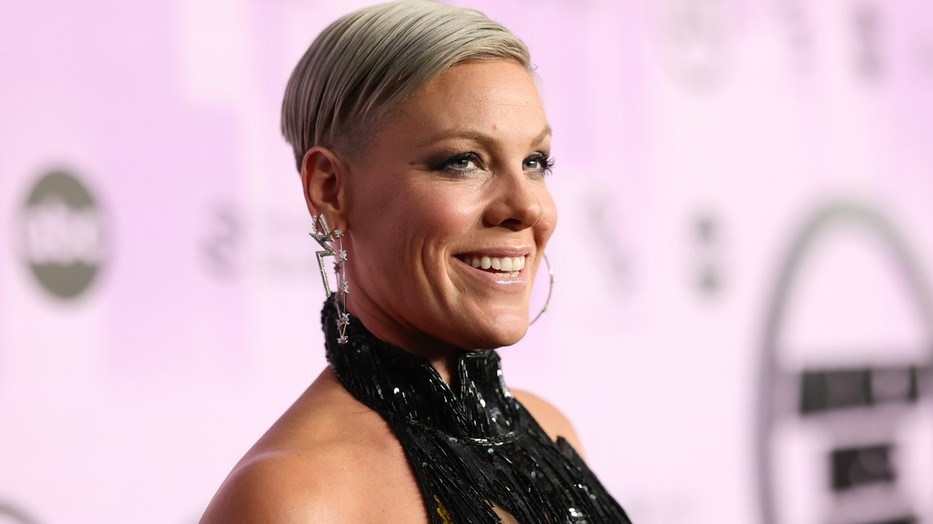 Pink Olivia Newton Johnnak énekelt az AMA díjátadón 