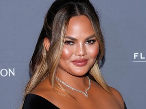Chrissy Teigen igazán belevaló anyuka: extraminiben feszít a vörös szőnyegen