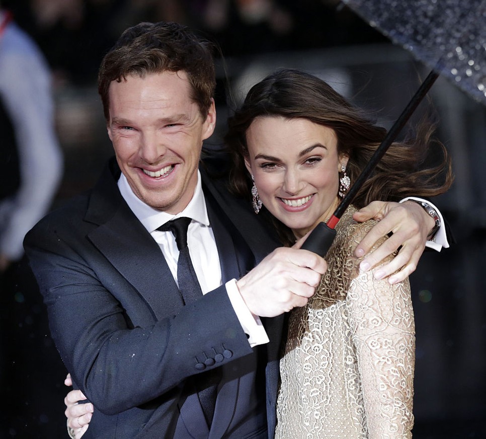 Imádjuk, ahogy Benedict Cumberbatch esernyőt tart Keira Knightley felé