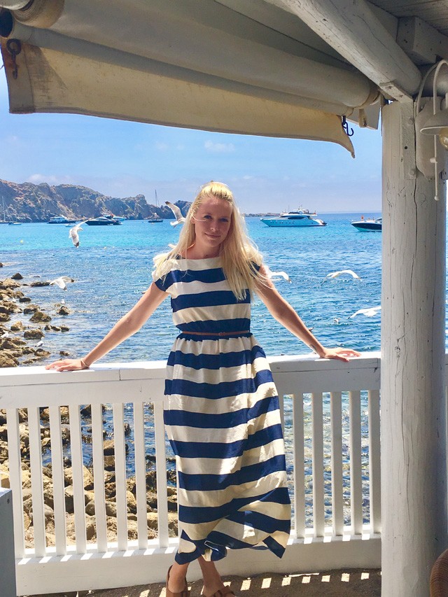 Noémi tengerész mintás ruhát választott a mai ebédhez