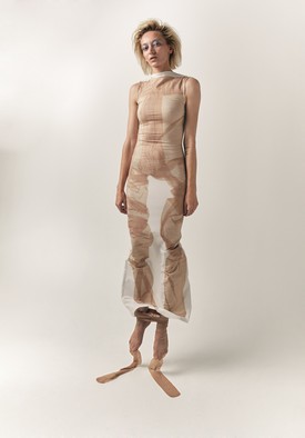 ACNE STUDIOS - Az ACNE STUDIOS stílusának megfogalmazása nem könnyű feladat. Minimalista, időtlen, mégis elég hangos ahhoz, hogy felkeltse a figyelmet. Jonny Johansson csupán 1996-ban alapította a márkát, amit egyedülálló stílusával szinte azonnal a divatipar egyik vezetőjévé tett. Ruha: ACNE STUDIOS net-a-porter.com