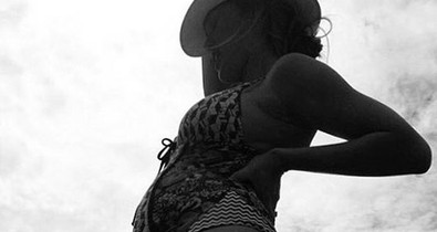 Már elég nagy Bar Refaeli pocakja, megint fürdőruhában mutatta meg!