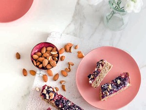 Így készítheted el a szuperegészséges málnás-áfonyás granolaszeletet