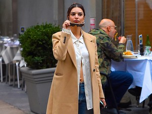 Emily Ratajkowski teljesen váratlan módon mutatta meg a kerek pocakját