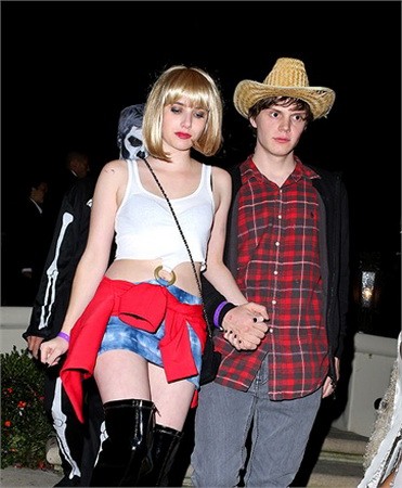 Emma Roberts sem sokat gondolkozott a jelmezen: jól látjuk, hogy prostituáltnak vetkőzött? (Köszönjük a kiegészítést olvasónknak, Nikolettnek: Emma valószínűleg nagynénjét, Julia Robertset idézi meg a Micsoda nő című filmből)