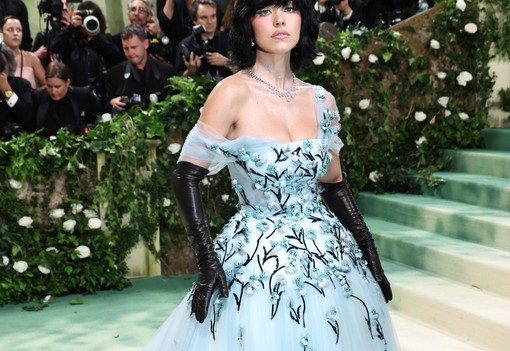 Alig ismertünk rá! Sydney Sweeney fekete hajjal érkezett a Met-gálára