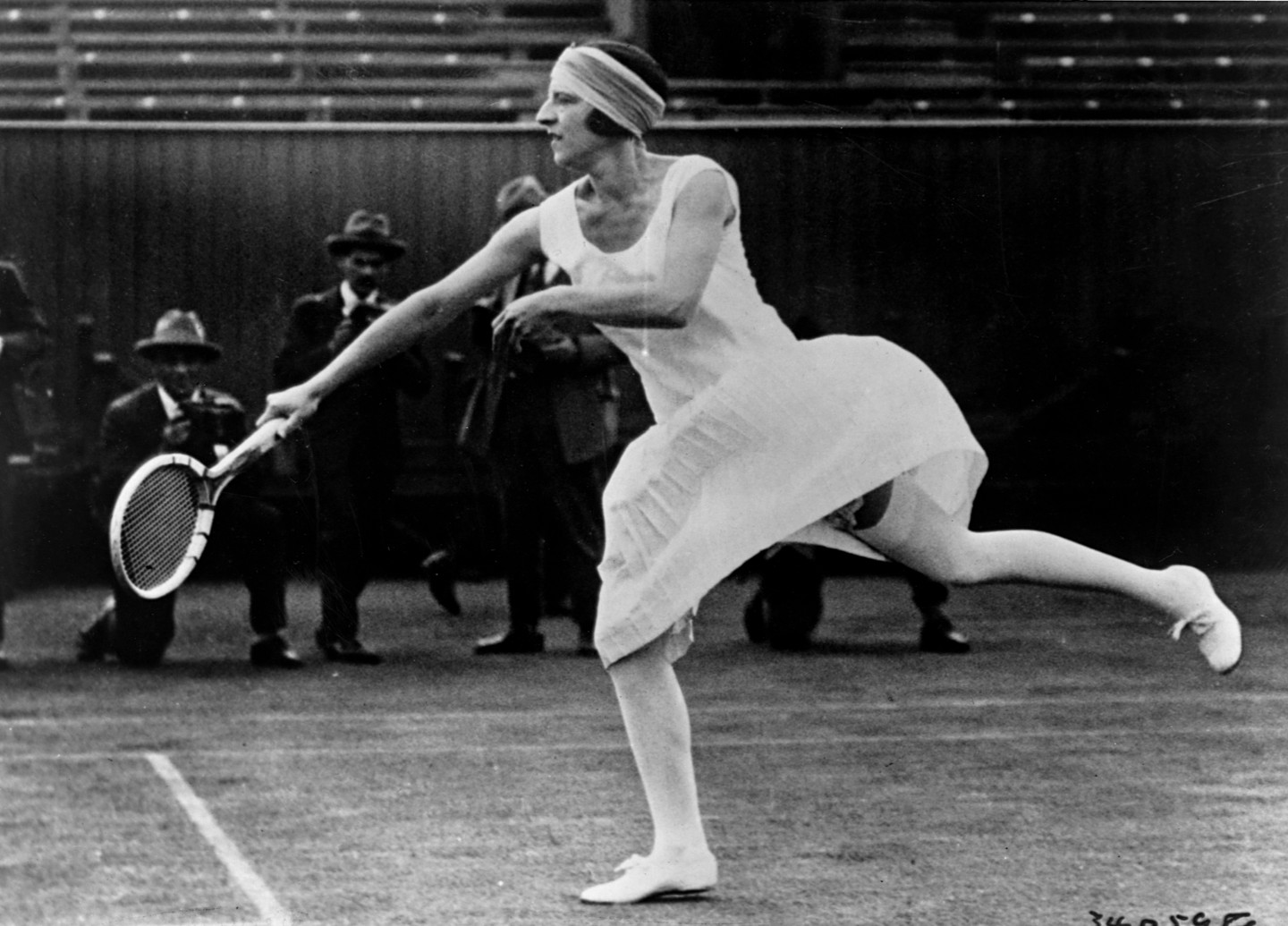 Suzanne Lenglen, aki a két világháború közötti időszakban uralta a női teniszt. A francia versenyző 6-szor nyert Wimbledonban, mindig is az egyik legstílusosabb játékosnak számított a korában.