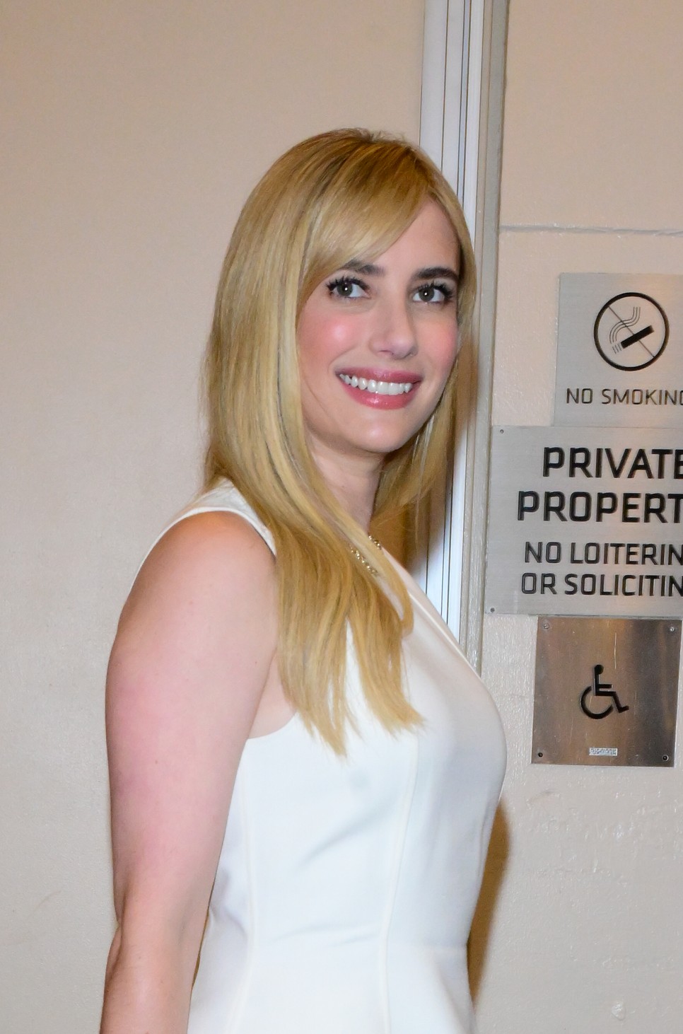 Ilyen Emma Roberts elegánsan oldalra fésült frufruja