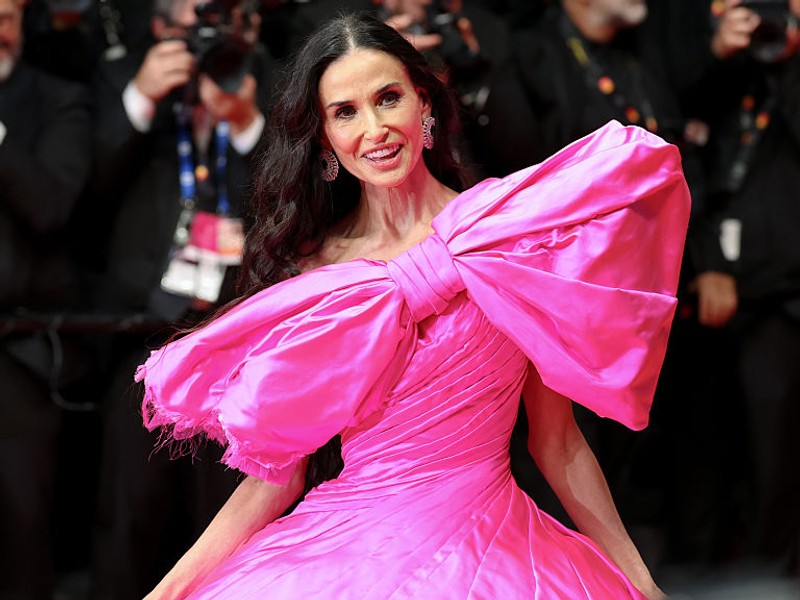 Demi Moore élete legdrámaibb ruháját viselte a cannes-i filmfesztiválon, mágnesként vonzotta magára a tekinteteket