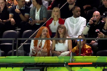 Taylor Swift kifütyülése: Taylor Swift a sporteseményen a lelátóról szurkolt szerelmének, Travis Kelce-nek, a Chiefs játékosának, de a felhőtlen pillanatokat beárnyékolta egy váratlan fejlemény. Amikor a kivetítőkön mutatták, a közönség egy része kifütyülte. Bár a drukkerek reakciója nem személy szerint neki, hanem az ellenfél csapatának szólt, de ez a kis közjáték láthatóan meglepte, és bizonyára el is szomorította az énekesnőt. 
