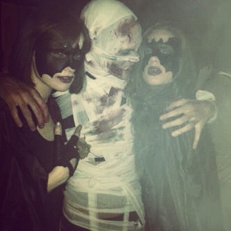 Nagy Réka modell (balra) épp egy zombit ölelget