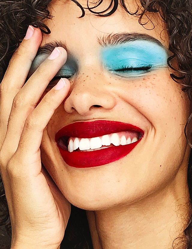 Vörös rúzs és hangsúlyos szemsmink? Naná! Bebizonyítjuk, hogy ez a kombináció nem tabu többé!